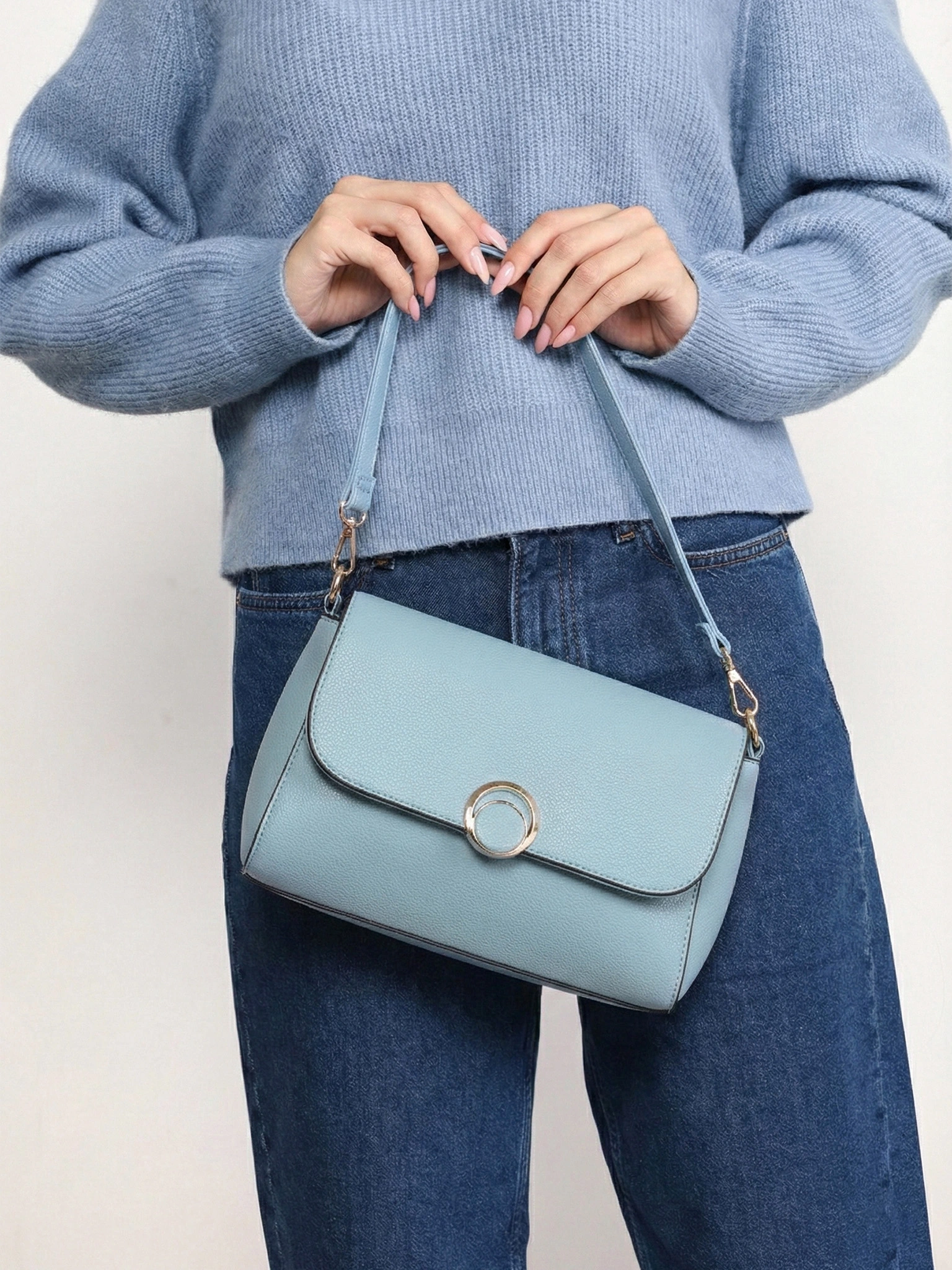 Сумка-кроссбоди с декоративной пряжкой в ассортименте